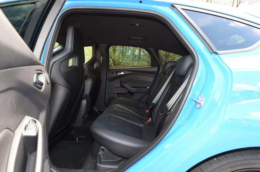 Интерьер Ford Focus RS 2016 года  (UK) (фото 12 из 43)